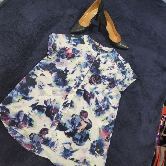 Simply Vera Vera Wang Blue and Purple Floral Flutter Sleeve Blouse - Picture 10 of 11
